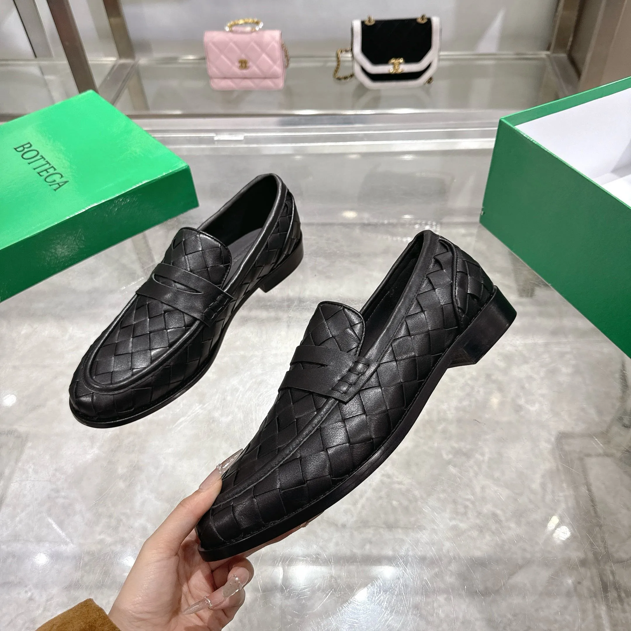 [BV] Top P: 820💰Size for couples: Female 35-39 Male 39--44 (Female 40. Male 38.45.46.47 customization is not returnable) [Note‼ ️] Add 💰 to size 46, add 💰 to size 47. Bottega Veneta small round toe braided formal leather shoes for couples in 2026 spring counters! Grained cowhide woven! Solid color Niuli! Leather outsole! [Rose][Rose]! Purely hand-woven and operated, the original board is reproduced one-to-one! quality assurance!
